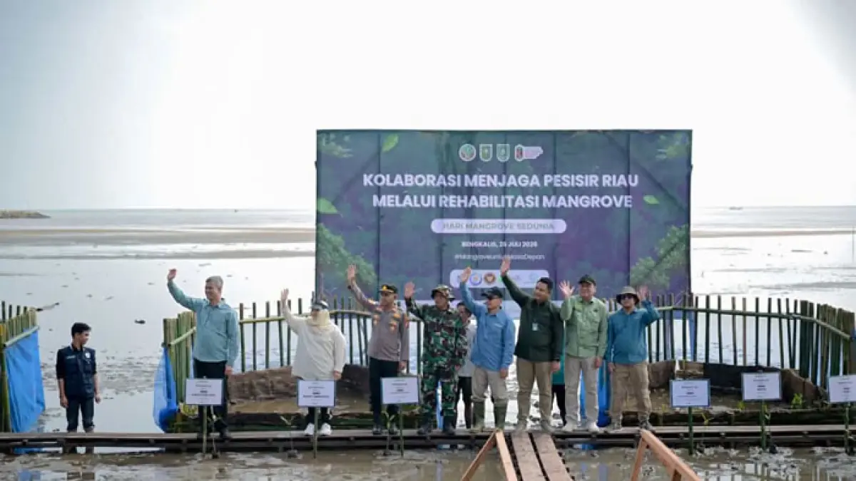 Penanaman mangrove di Desa Deluk Kecamatan Bantan Bengkalis untuk mencegah abrasi, Ahad (26/7/2026). (Istimewa)
