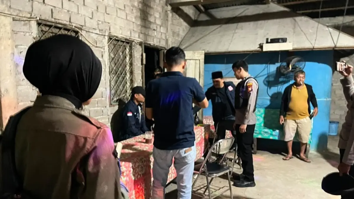 Personel Polres dan Satpol PP-PKP Kuansing melakukan razia pekat di warung remang-remang milik A di belakang Komplek Perkantoran Pemkab, Sabtu (25/7/2026) malam yang ditemukan beroperasi. (Satpol PP-PKP Kuansing)