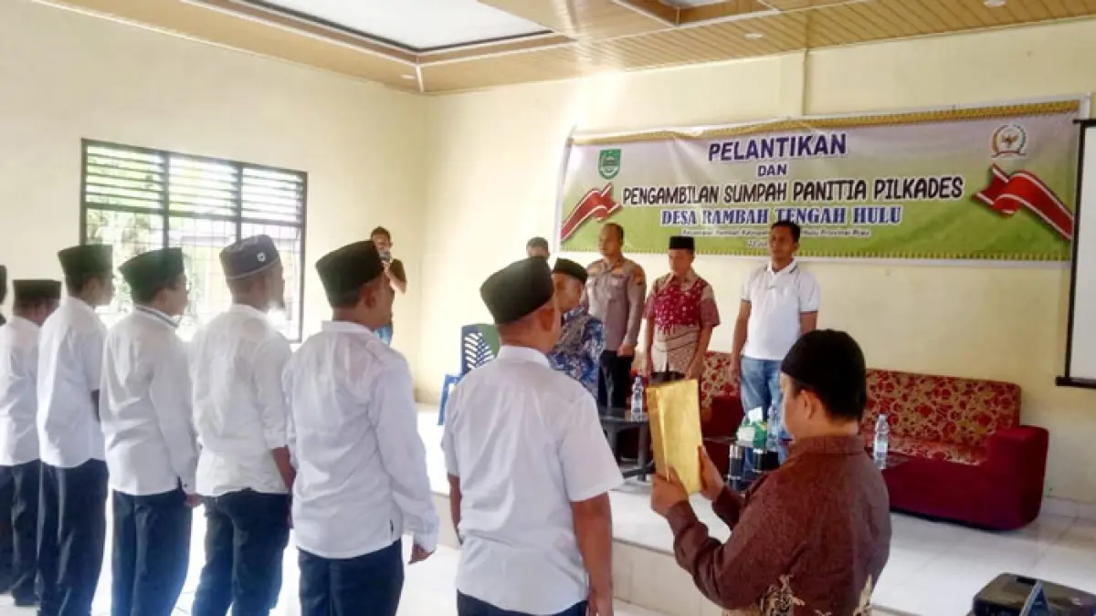 Suasana Pelantikan dan pengambilan sumpah Panitia Pilkades di aula Desa Rambah Tengah Utara, Kecamatan Rambah, Kamis (23/7/2026). (Pemerintah Kecamatan Rambah untuk Riaupos.co)