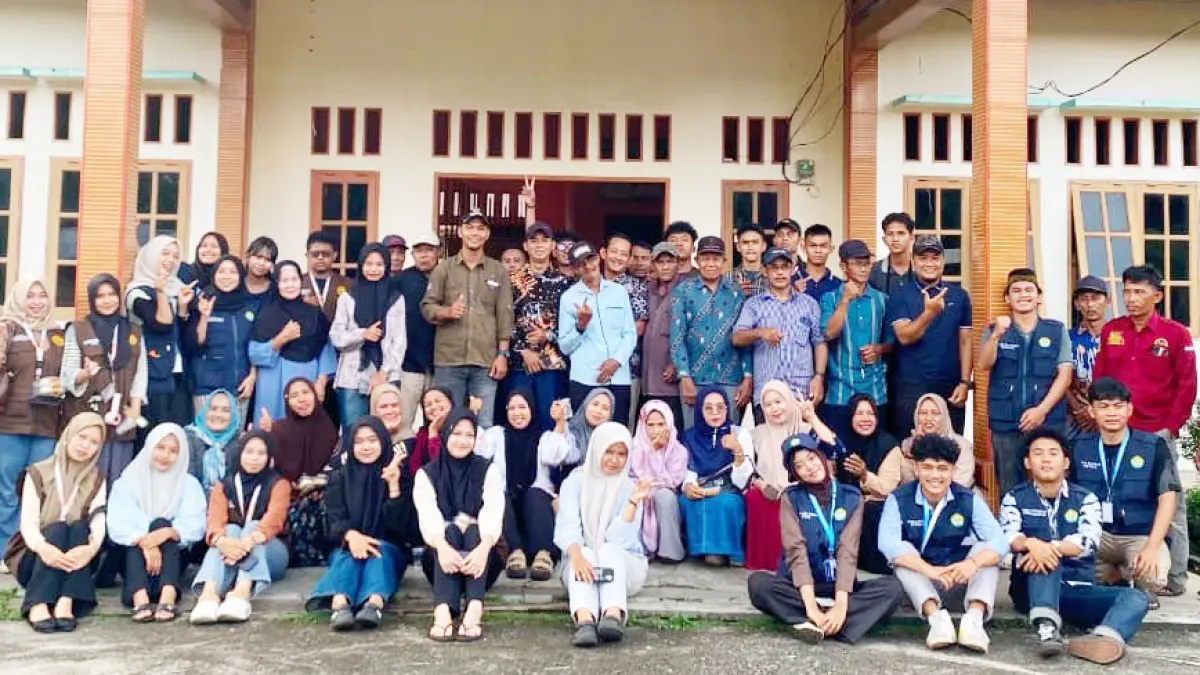 Tim Kukerta UNRI berfoto bersama aparatur dan warga Desa Semukut usai pelatihan inovasi olahan nanas gambut, beberapa waktu lalu.