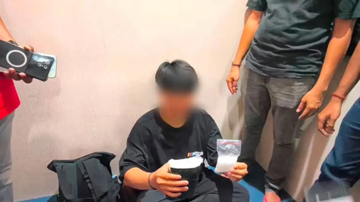 AR saat diamankan petugas bersama barang bukti sabu. (Istimewa)
