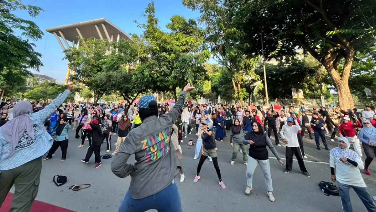 BRK Syariah Wilayah Pekanbaru gelar senam sehat pada kegiatan Car Free Day (CFD) di Kota Pekanbaru, Minggu (26/7/2026)
