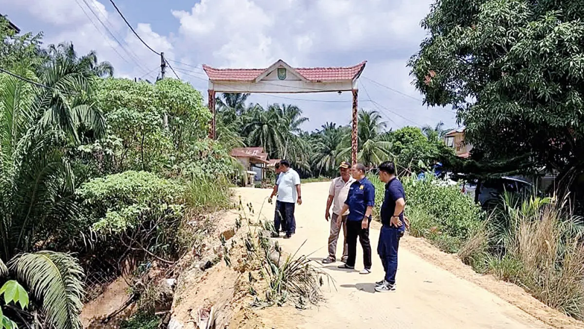 MENINJAU JEMBATAN: Kabid Bina Marga Dinas PUPR Rohul Raaqi Rades (dua kanan) meninjau langsung kondisi jembatan kayu Sungai Cindur Desa Mahato, Kecamatan Tambusai Utara, Kabupaten Rohul yang berbatasan langsung dengan Kabupaten Rohil dan batas Sumut, Ahad (26/7/2026). (Dinas PUPR Rohul untuk Riau Pos)
