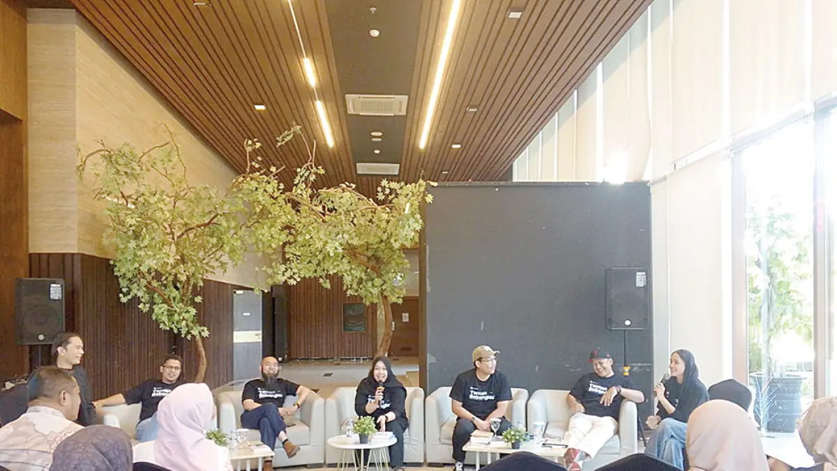 DIALOG: Pegiat Kotak Baca bersama alumni SMUN 8 Pekanbaru Angkatan 2001 dalam acara Teman Sebangku di Hotel Prime Park Pekanbaru, Ahad (19/7/2026). (Kotak Baca untuk Riau Pos)
