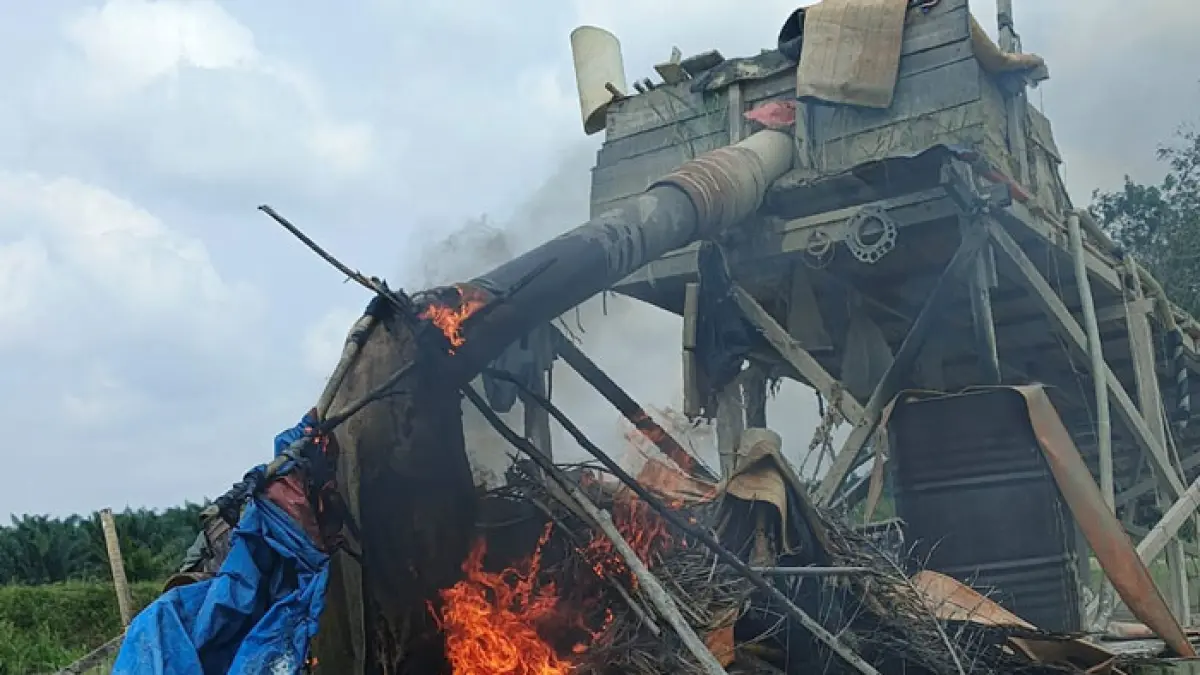 Dua rakit PETI Ditemukan Personel Polsek Kuantan Tengah, Senin (27/7/2026) di Desa Beringin Taluk. Keduanya langsung di bakar di lokasi. (Polsek Kuantan Tengah untuk Riaupos.co)
