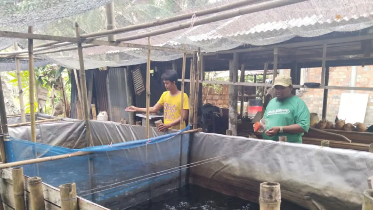 Fadil, pembudidaya ikan lele asal Desa Gogok Darussalam, Kecamatan Tebingtinggi Barat menerima kunjungan wartawan.(Wira Saputra/Riaupos.co)