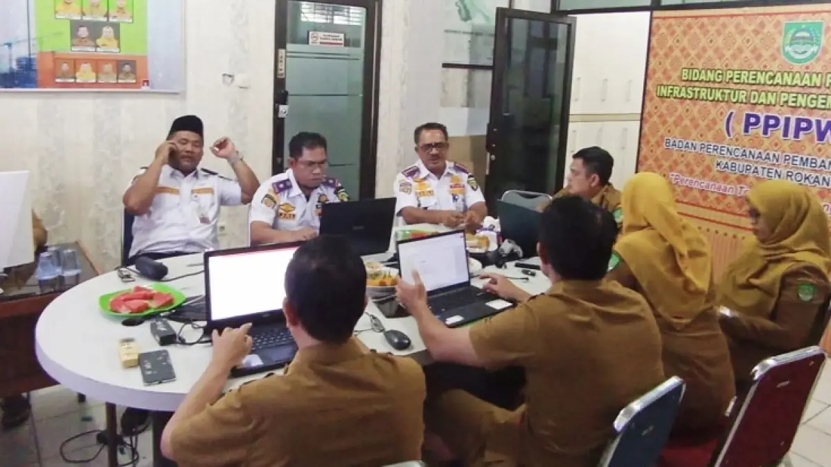 Kabid IPK Bapperida Rohul Wahyu Syafitri ST bersama Tim Pokja 2 membahas usulan program Dinas Perhubungan pada rancangan perubahan RKPD Rohul Tahun Anggaran 2026 di Kantor Bapperida Rohul Senin (27/7/2026) petang. (Dinas Kominfo Rohul untuk Riaupos.co)
