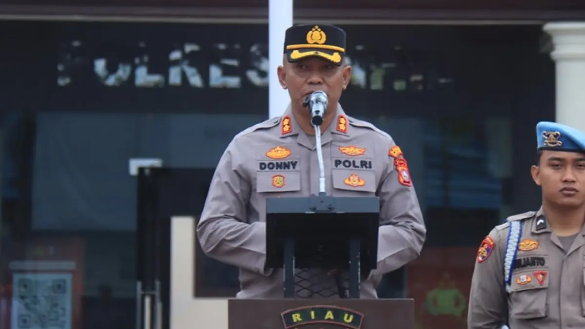 Kapolres Inhil AKBP Donny Eko Listianto SH SIK MH memimpin apel pagi perdana di Lapangan Apel Mako Polres Inhil sekaligus menekankan disiplin, profesionalisme, dan optimalisasi pelayanan kepada masyarakat, Senin (27/7/2026).(Istimewa)
