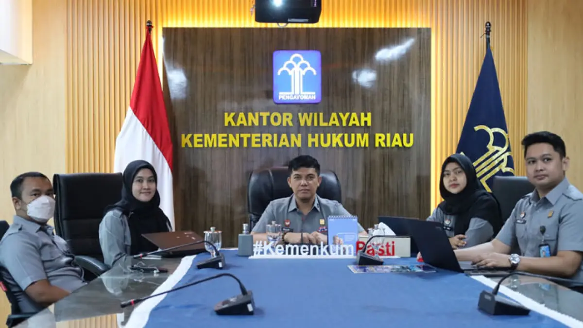 Kepala Kanwil Kemenkum Riau Rudy Hendra Pakpahan (tengah) mengikuti SENI PBJ Kemenkum 2026 Batch 4 secara virtual, Senin (27/7/2026). (Humas Kanwil Kemenkum Riau untuk Riaupos.co)