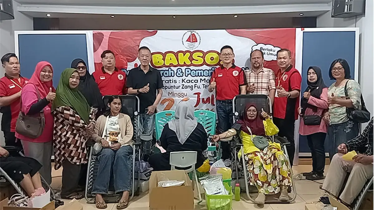 Ketua Umum IKTS Pekanbaru Tohan didampingi Ketua Harian yang juga Ketua Panitia Baksos Nata Hedy Nyo, foto bersama pengurus dan peserta donor darah, Ahad (26/7/2026). Prapti Dwi Lestari
