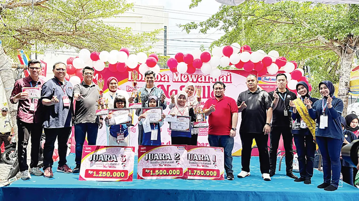 Manajemen SGM Devin dan Manajemen Indomaret&nbsp; Zainal Arifin (tiga kiri), Suyanto, Yulianto dan Rian Primandani foto bersama pemenang lomba mewarnai bersama Na Willa, Ahad (26/7/2026). (indomaret untuk riau pos)