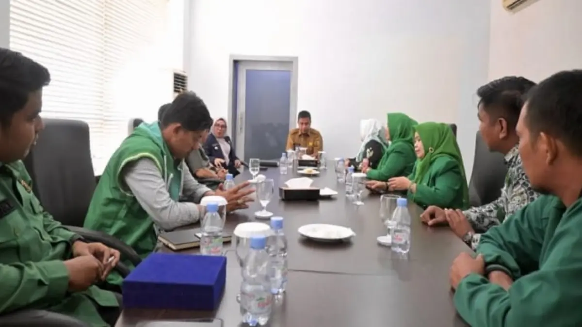 Bupati Kampar Ahmad Yuzar didampingi Wakil Bupati Kampar Misharti menerima kunjungan silaturahmi Dewan Pimpinan Cabang (DPC) Partai Persatuan Pembangunan (PPP) Kabupaten Kampar di Ruang Rapat Lantai II Kantor Bupati Kampar, Senin (27/7/2026). (Diskominfo Kampar untuk Riaupos.co)