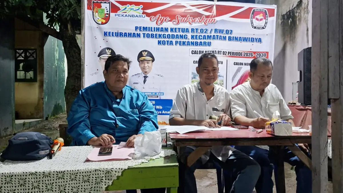 Panitia pemilihan Ketua RT 02 RW 07 foto bersama di halaman Pos Ronda RT 02 RW 07, Sabtu (25/7/2026) malam. (PANITIA UNTUK RIAU POS)