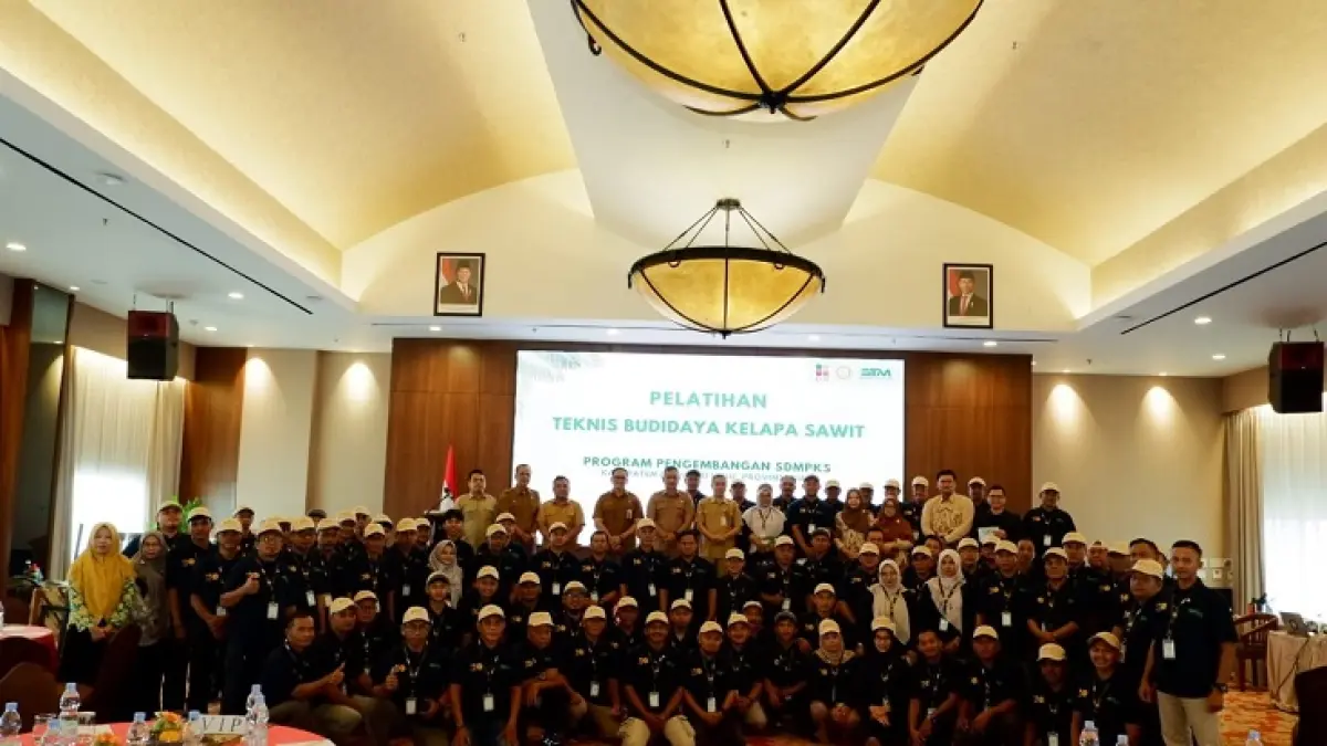 Para penyelenggara dan peserta pelatihan foto bersama usai pelatihan budidaya teknis kelapa sawit Program SDMP BPDP di Pekanbaru, belum lama ini. (BPDP untuk Riau Pos)