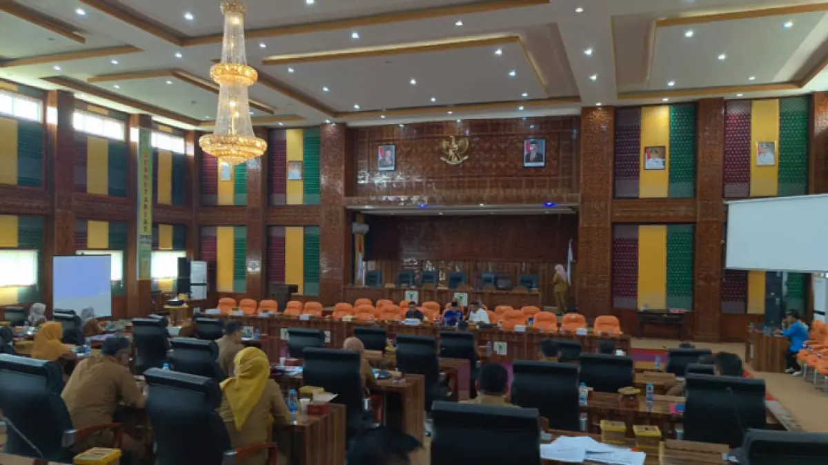Pelaksanaan rapat banggar di skorsing, di ruangan paripurna DPRD Rohil, Bagansiapiapi, Senin (27/7/2026). (Zulfadhli/Riaupos.co)