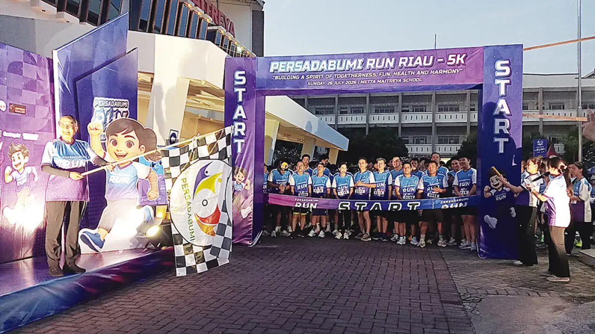Pembina Persadabumi Riau Rosa Ria (kiri) melepas ratusan peserta running Persadabumi Run 2026 di TK Metta Maitreya Pekanbaru, Ahad (26/7/2026). (Prapti Dwi Lestari/riau pos)