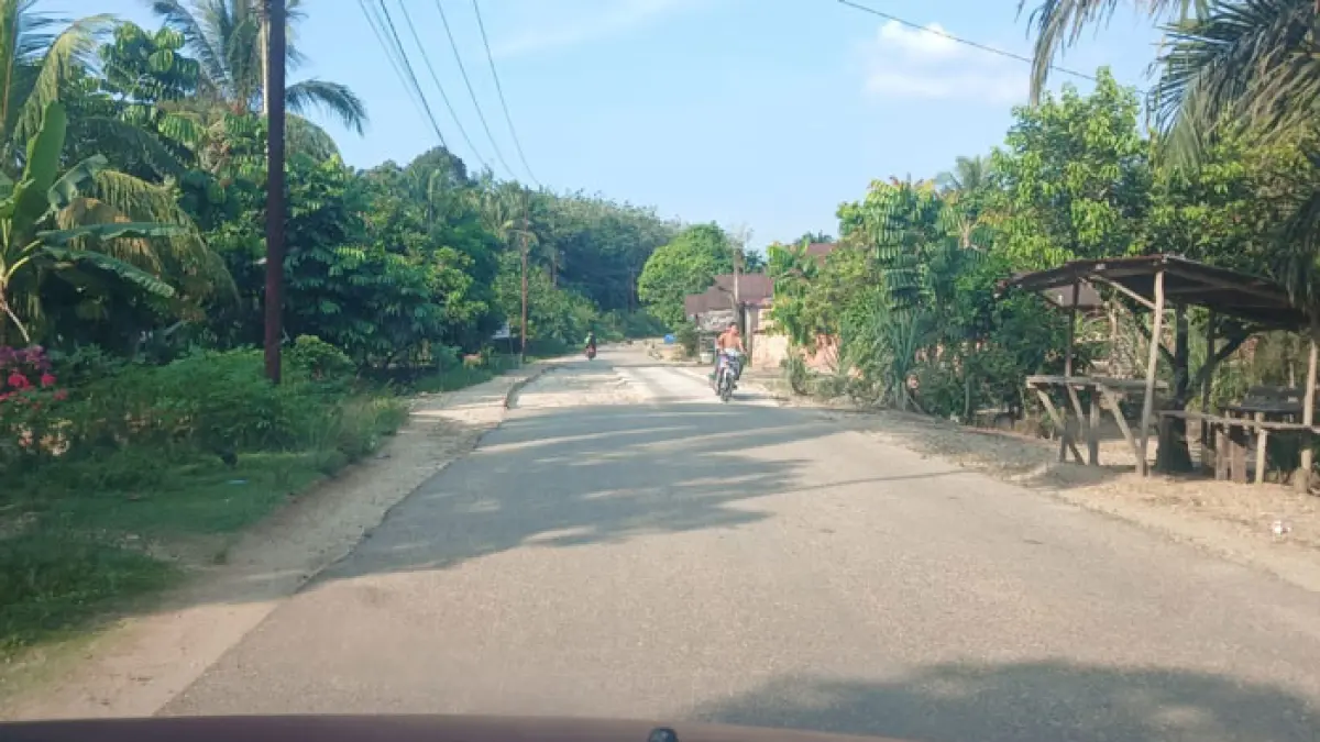 Perbaikan ruas jalan dari Simpang Rakit Gadang menuju Desa Gema, Kecamatan Kampar Kiri Hulu, terus dilakukan secara gotong royong melalui kolaborasi perusahaan, pelaku usaha, dan masyarakat.(Kamaruddin/Riaupos.co)