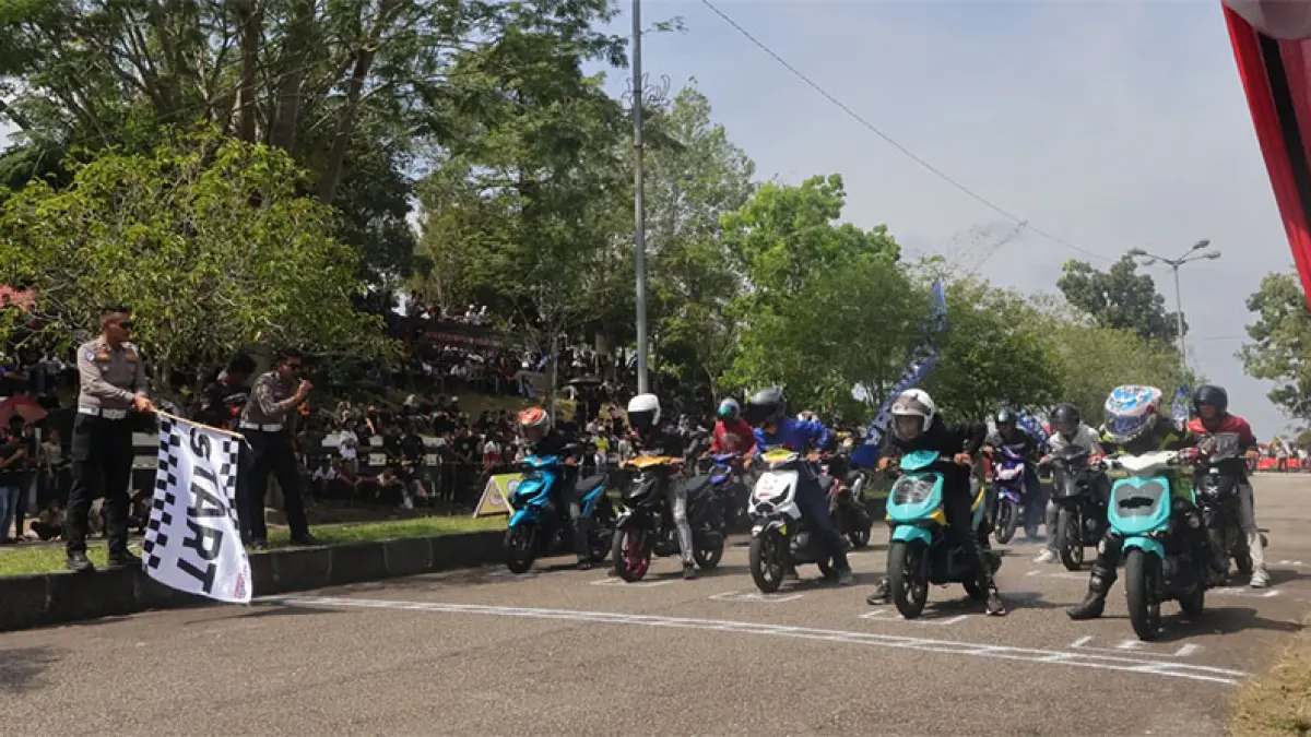 Personel Satlantas Polres Pelalawan menggelar.latihan road race bersama di Jalan Perkantoran Bhakti Praja Pangkalan Kerinci. (M Amin Amran)