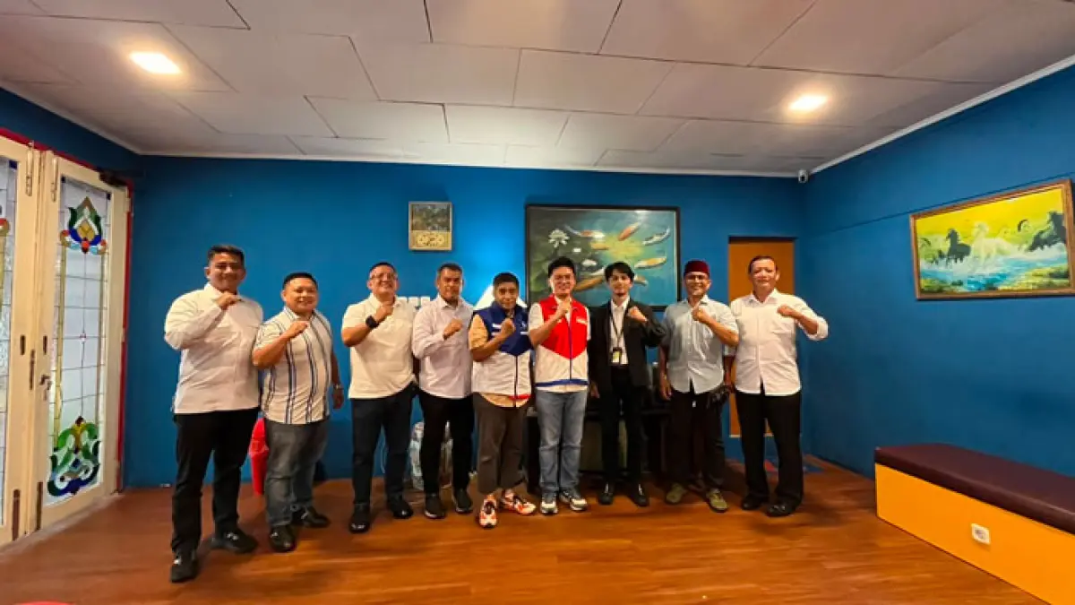 Pertamina bersama jajaran pengurua Hiswana Migas Riau dan Depot Sei Siak foto bersama. (Istimewa)
