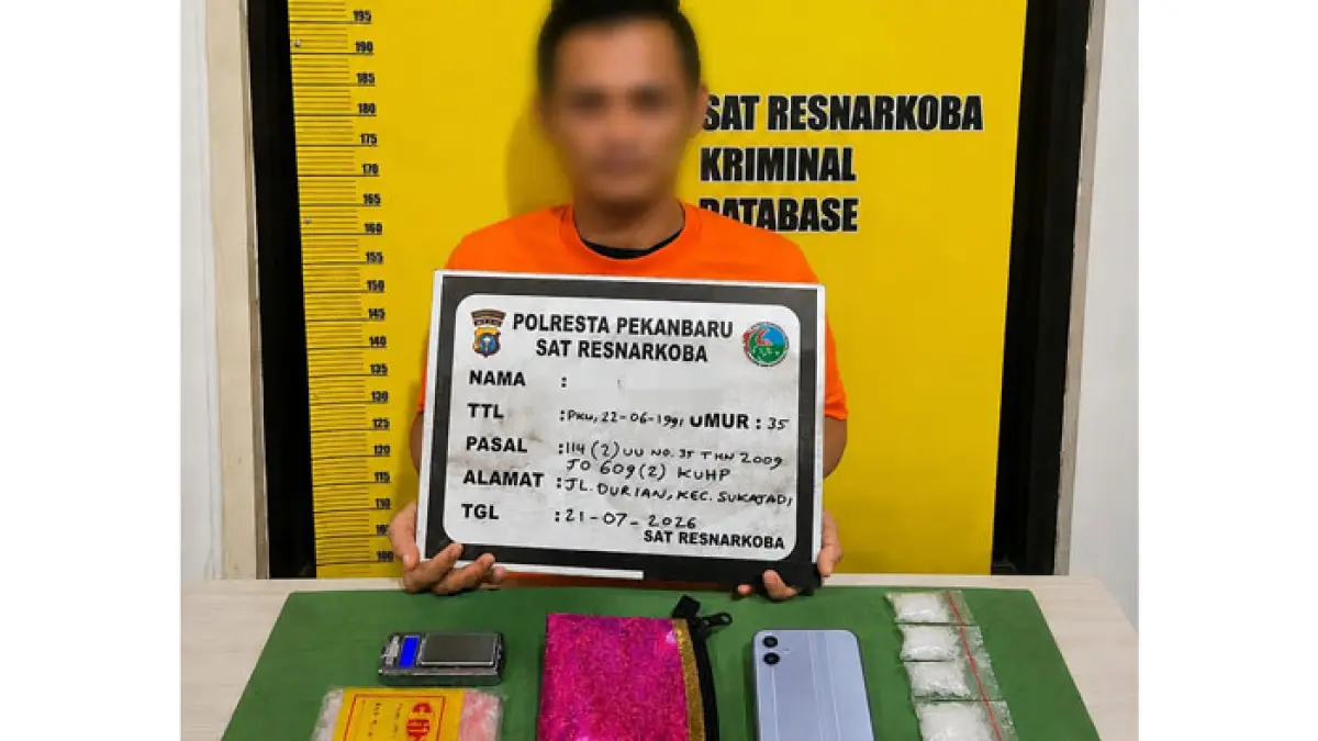 Tersangka ED bersama barang bukti narkotika jenis sabu. (Polresta Pekanbaru untuk Riaupos.co)
