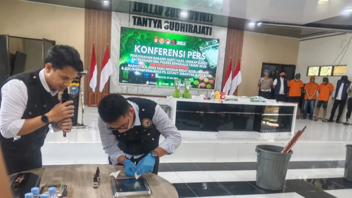 Tim Labpor Polda Riau melakukan tes keaslian narkoba sebelum dilakukan pemindahan oleh Kapolres bersama fokopimda di Aula Polres Bengkalis, Senin (27/7/2026). (Abu Kasim/Riaupos.co)