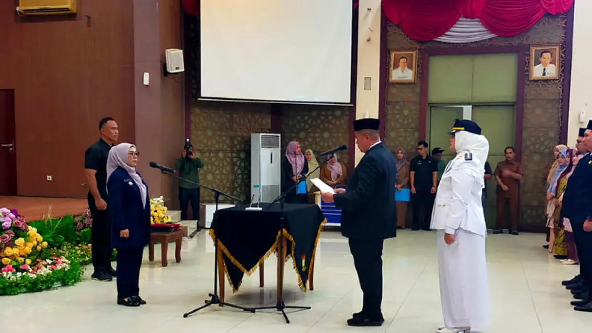 Wakil Bupati Kampar Misharti melantik35 pejabat pimpinan tinggi pratama, administrator, dan pengawas di aula Kantor Bupati Kampar, Bangkinang,  Senin (27/7/2026). (Diskominfo Kampar untuk Riaupos.co)