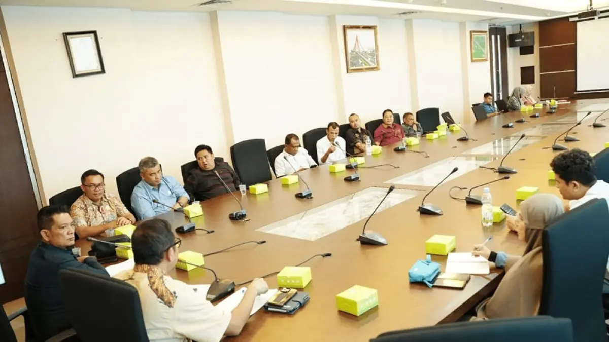 Komisi II DPRD Bengkalis menggelar rapat kerja (Raker) bersama  Dinas Pekerjaan Umum dan Penataan Ruang (PUPR) Provinsi Riau terkait kondisi infrastruktur daerah yang memprihatinkan, khususnya penanganan abrasi pantai di Pulau Bengkalis dan Rupat, Senin (27/7/2026). (Humas DPRD Bengkalis untuk riau pos)
