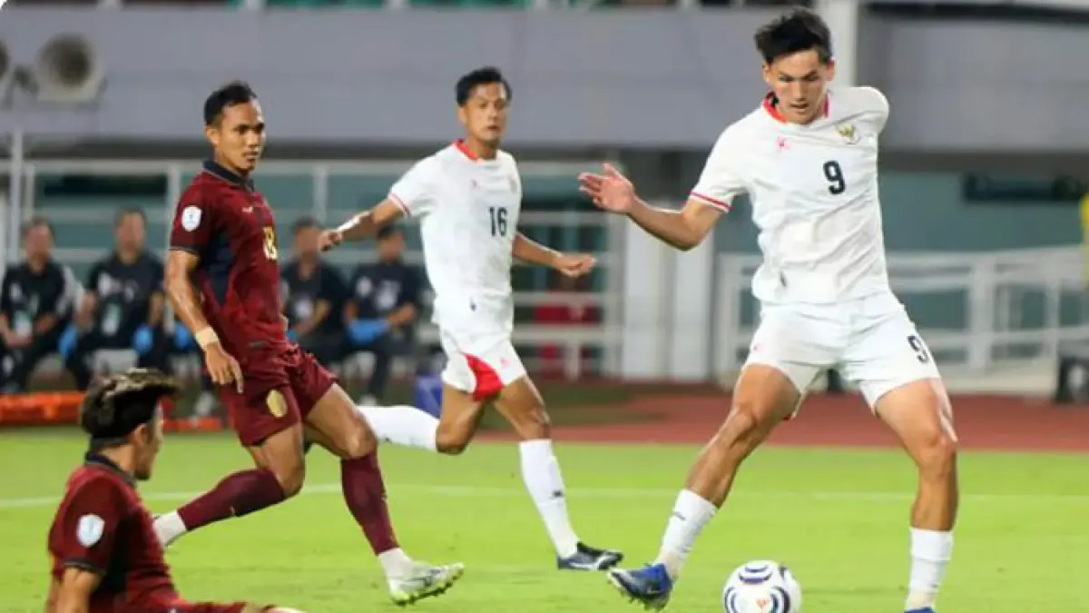 Aksi Mitchell Lee Baker saat membobol gawang Timnas Kamboja di laga Grup A ASEAN Championship atau Piala AFF 2026 di Stadion Gelora Pakansari, Kabupaten Bogor, Jawa Barat, Senin (27/7/2026). (Dery Ridwansah/JawaPos.com)