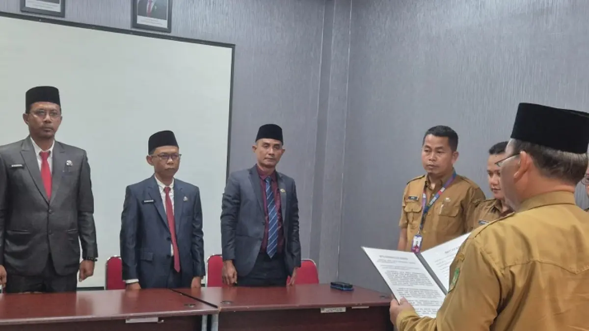 Asisten Administrasi Umum Sekretariat Daerah Kabupaten Kepulauan Meranti, Drs M Mahdi pimpin prosesi pelantikan sejumlah pejabat, Selasa (28/7/2026).(Wira Saputra/Riaupos.co).