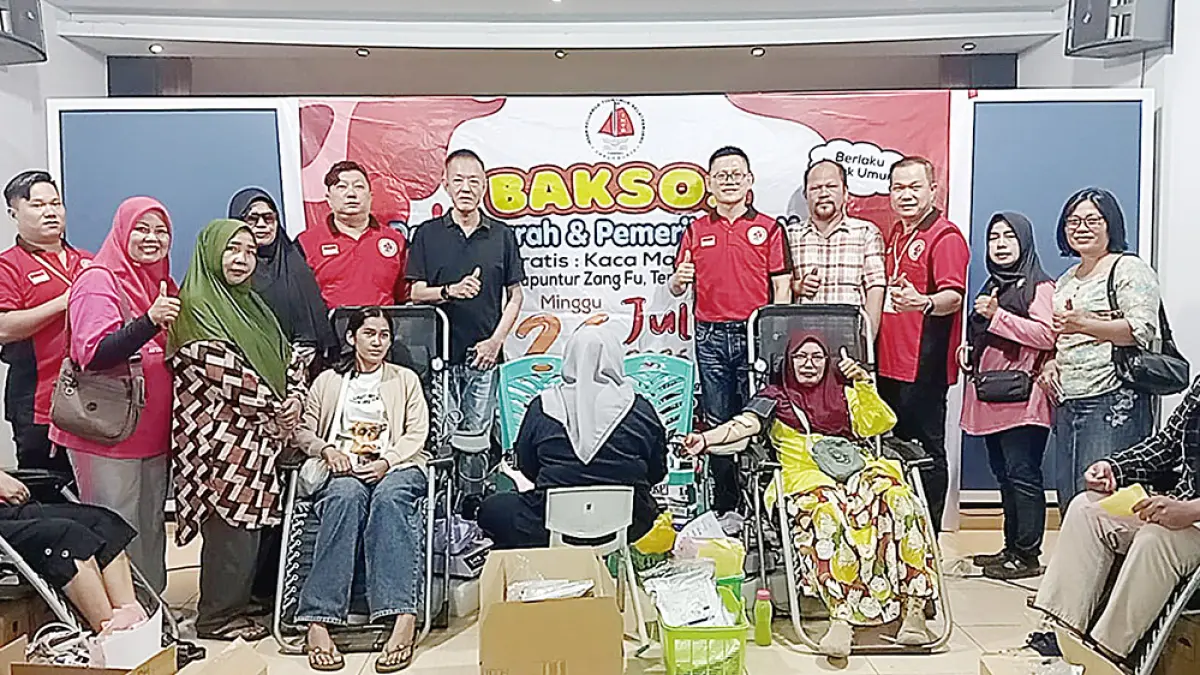 BAKTI SOSIAL: Ketua Umum IKTS Pekanbaru Tohan didampingi Ketua Harian Nata Hedy Nyo, bersama pengurus IKTS lainnya dan peserta donor darah dalam kegiatan bakti sosial di gedung Sekretariat IKTS, Ahad (26/7/2026).
