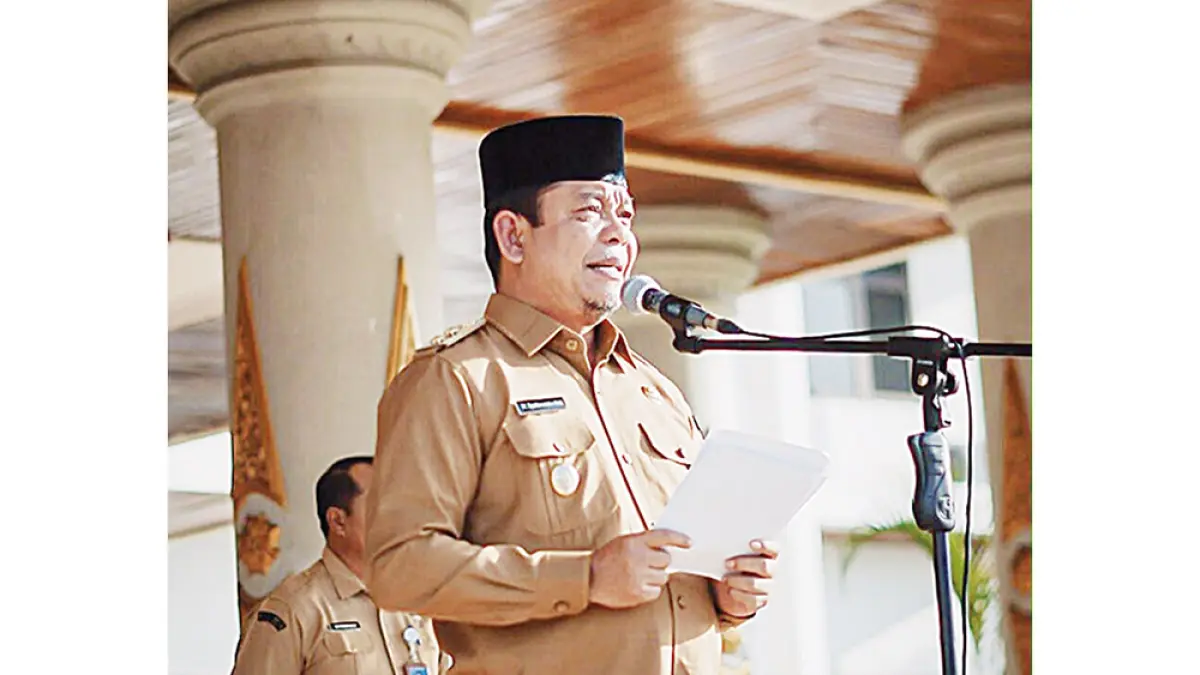 BERIKAN ARAHAN: Wabup Rohul H Syafaruddin Poti SH MM memberikan arahan danmenyampaikan pesan Bupati Rohul, Anton, saat memimpin apel pagi gabungan ASN di lingkungan OPD di halaman Kantor Bupati, Senin (27/7/2026). (Prokopim Setda Rohul untuk Riau Pos)
