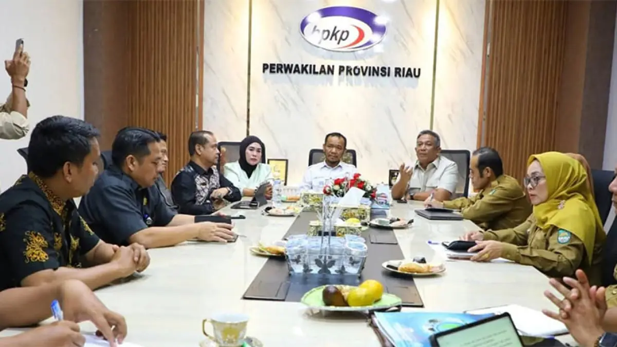  Bupati Rohul Anton bersama Ketua DPRD Rohul Hj Sumiartini dan rombongan melakukan konsultasi ke BPKP Perwakilan Riau di Pekanbaru, Selasa (28/7/2026). Foto Dinas Kominfo Rohul untuk Riaupos.co
