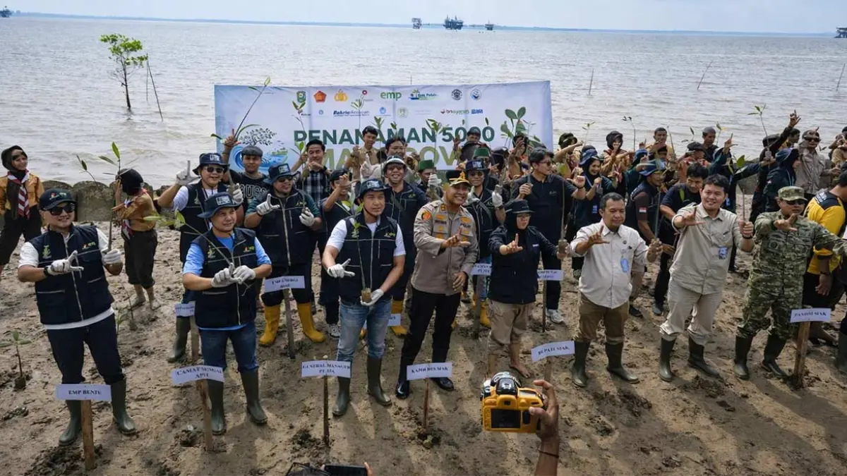 Dengan latar belakang platform fasilitas produksi PT Imbang Tata Alam (ITA), pimpinan dan manajemen PT ITA bersama Bupati Siak, Kapolres Siak dan stakeholders lainnya menanam pohon serentak di Desa Bunsur,  Kecamatan Sei Apit, Siak, 26 Juli 2026