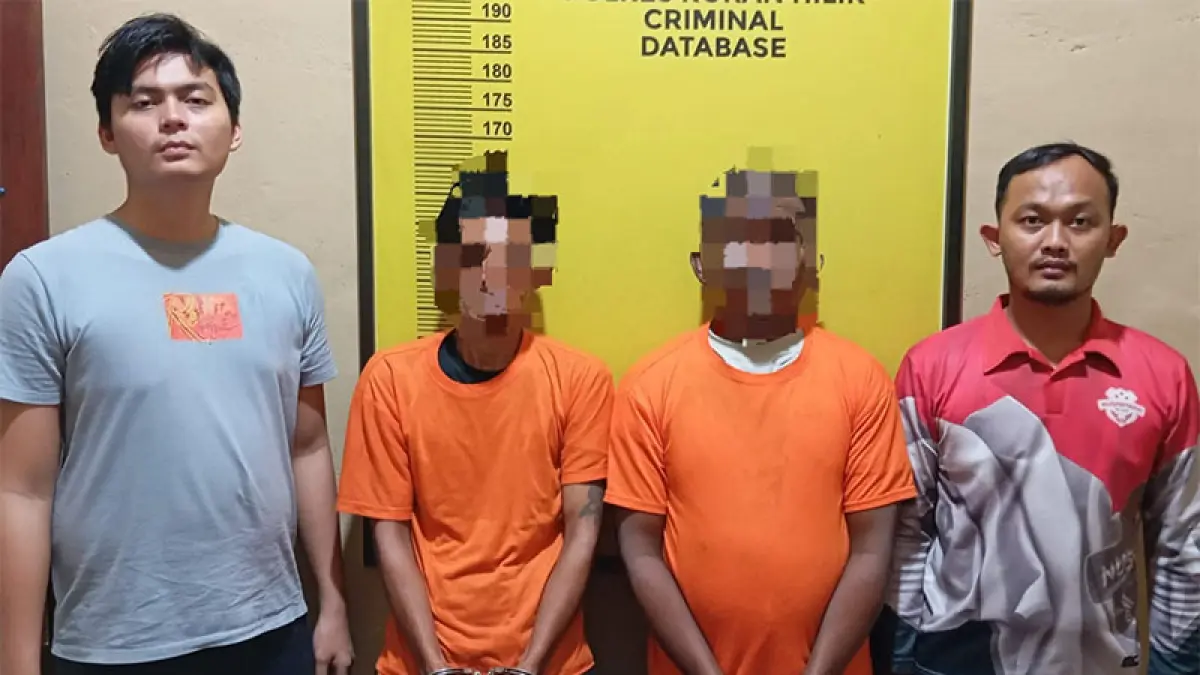 Dua tersangka kasus narkoba saat diamankan Satresnarkoba Polres Rohil. (Humas Polres Rohil)