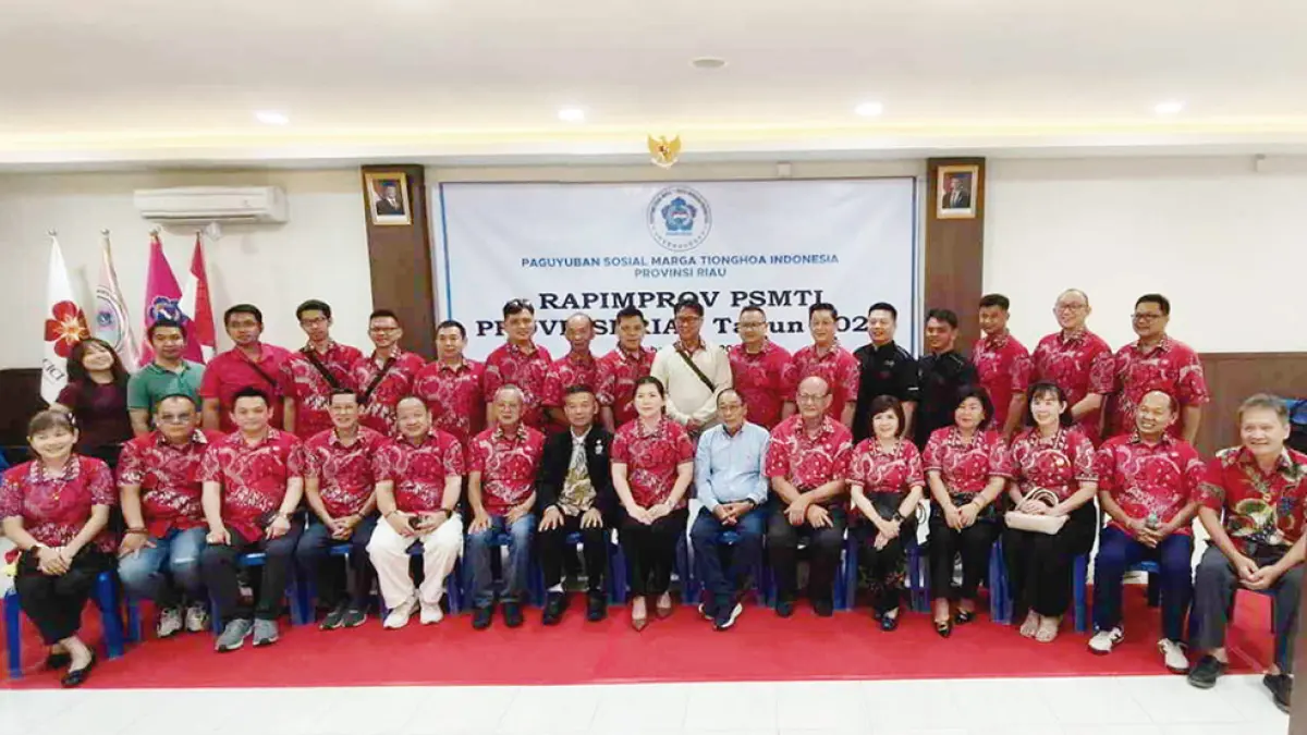 FOTO BERSAMA: Pengurus PSMTI Riau foto bersama usai  Rapimprov membahas program kerja di Sekretariat PSMTI, Jalan Setia Budi, Pekanbaru, Senin (27/7/2026). (EVAN GUNANZAR/RIAU POS)