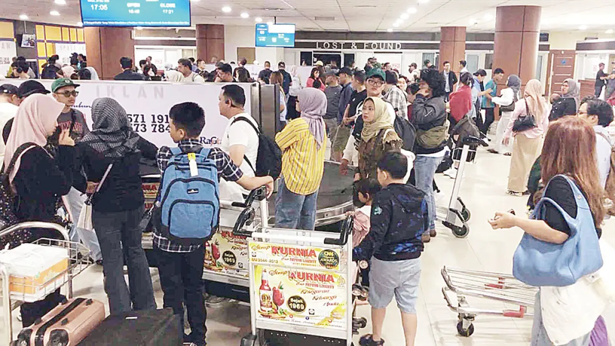  Aktivitas penumpang yang akan berangkat di Bandara Internasional Sultan Syarif Kasim II Pekanbaru tampak ramai, belum lama ini. Untuk menguji kekuatan tanah, pihak bandara akan melakukan perubahan jam operasional bandara mulai Selasa (28/7) hingga 11 Agustus 2026. (dokumen riau pos)

