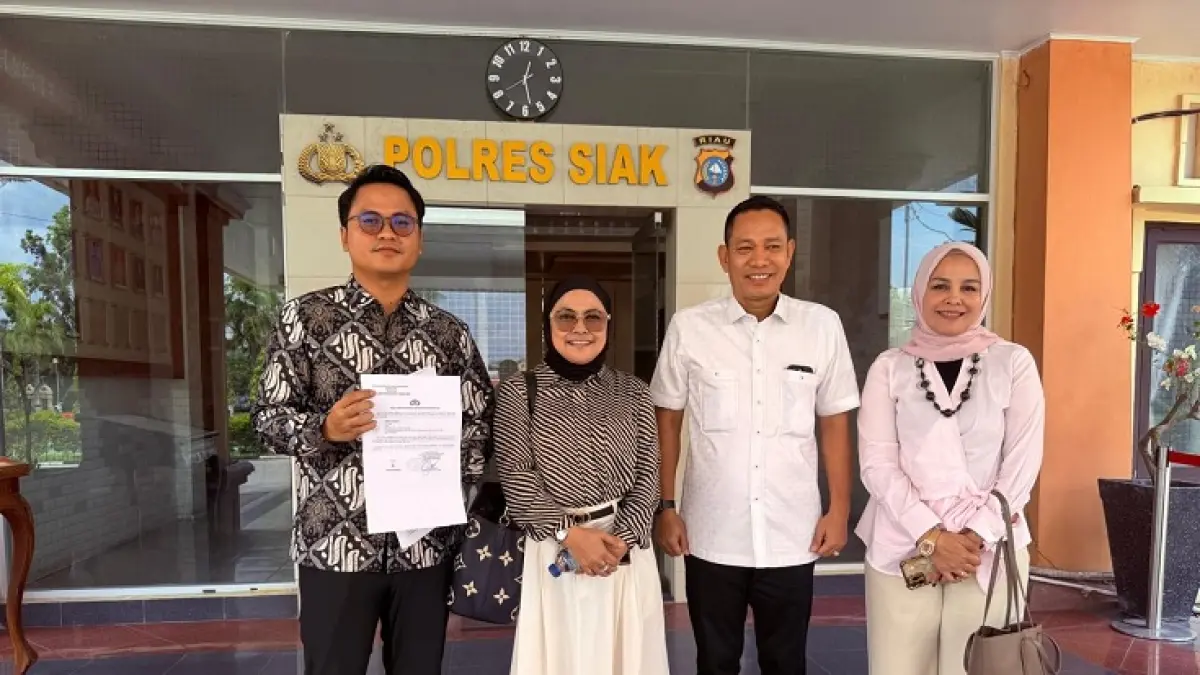 Ketua DPRD Siak Indra Gunawan bersama pengacaranya Eva Nora, di Mapolres Siak usai membuat laporan penghinaan dan pencemaran nama baik, Selasa (28/7/2026). (Istimewa)