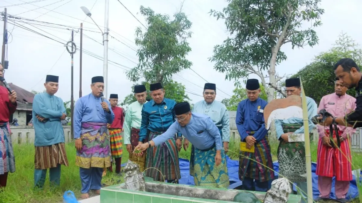 Ketua MKA LAMR Bengkalis H Ilham Noer, Ketua DPH Syaukani Alkarim, Sekretaris DPH Abdul Vattah menyiram air bunga di pusara pendiri dan pejuang Bengkalis, Selasa (28/7/2026). (Istimewa)