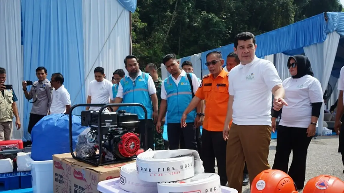 Manager Unit Pembangkitan Pekanbaru Arief Wicaksono mendampingi Sekda Kampar Ardi Mardiansyah, Kalaksa BPBD Kab Kampar Azwan melihat alat bantuan PLN Nusantara Power di PLTA Koto Panjang Kampar, Riau, Selasa (28/7/2026). (EVAN GUNANZAR/RIAUPOS.CO)