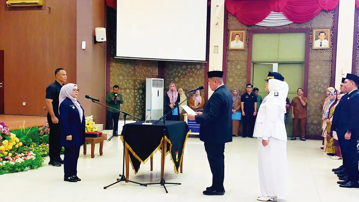 MELANTIK: Wakil Bupati Kampar Misharti melantik 35 pejabat pimpinan tinggi pratama, administrator, dan pengawas di aula Kantor Bupati Kampar, Bangkinang, Senin (27/7/2026). (Diskominfo untuk Riau Pos)