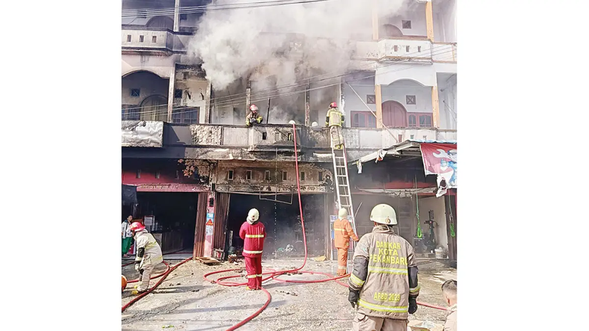 PADAMKAN: Petugas melakukan upaya pemadaman kebakaran sebuah ruko tiga lantai di Jalan Jenderal, Kelurahan Labuhbaru Timur, Kecamatan Payung Sekaki, Kota Pekanbaru, Senin (27/7/2026) pagi. (Damkar kota Pekanbaru untuk riau pos)