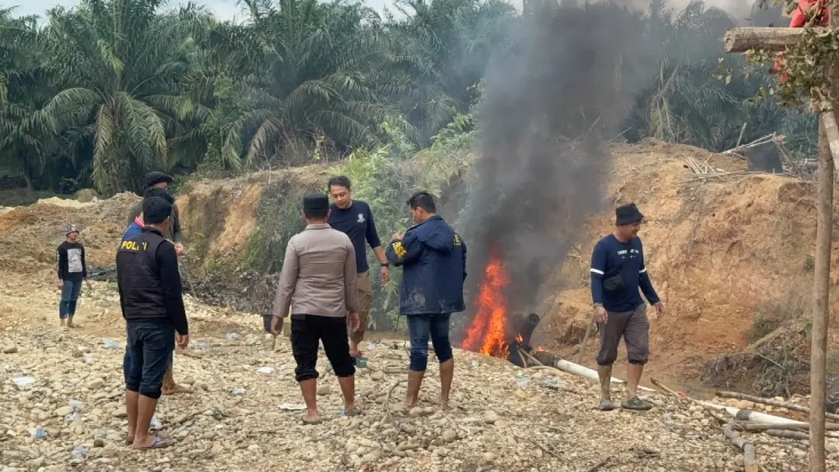 Personel gabungan Polda Riau, Polres Kuansing dan Polsek Singingi menertibkan&nbsp; PETI di Kelurahan Muara Lembu Kecamatan Singingi, Selasa (28/7/2026). (Polsek Singingi)
