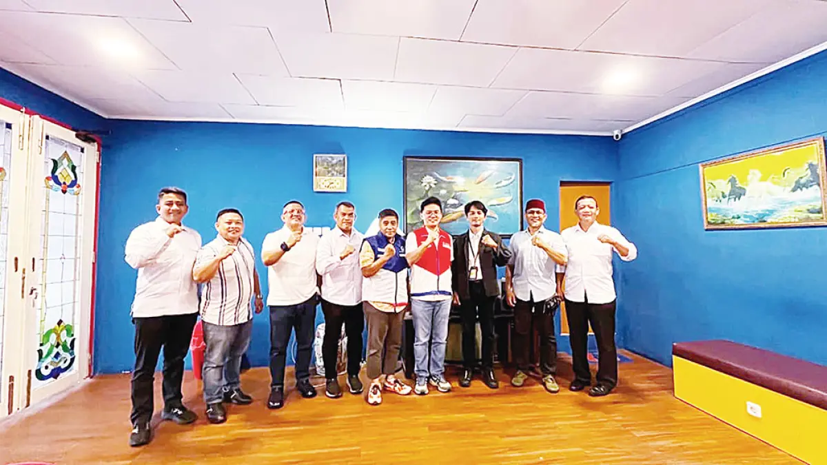  Pertamina bersama jajaran pengurus Hiswana Migas Riau dan Depot Sungai Siak foto bersama usai konferensi pers, Senin (27/7/2026). Pertamina dan Hiswana Migas Riau memastikan penyaluran BBM Riau masih aman. (siti azura/riau pos)