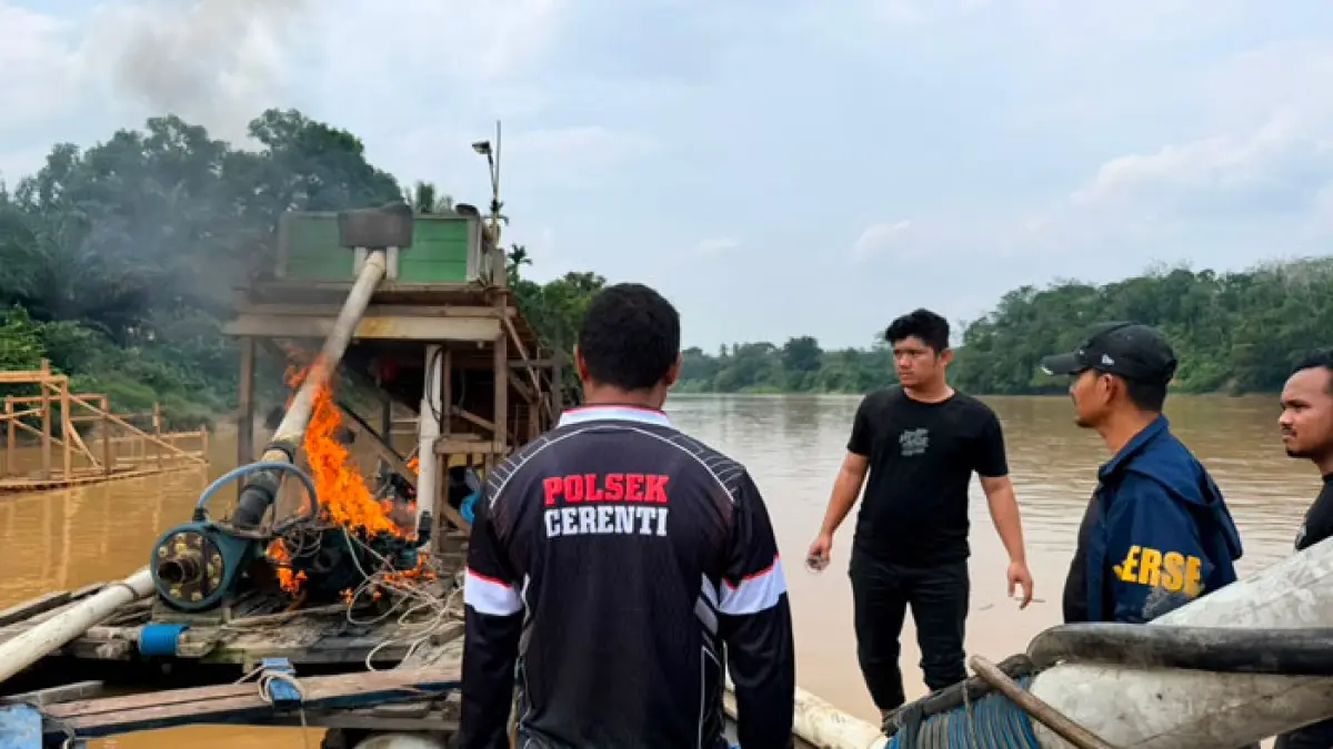 Proses pemusnahan rakit peti di Kuansing. (Istimewa)