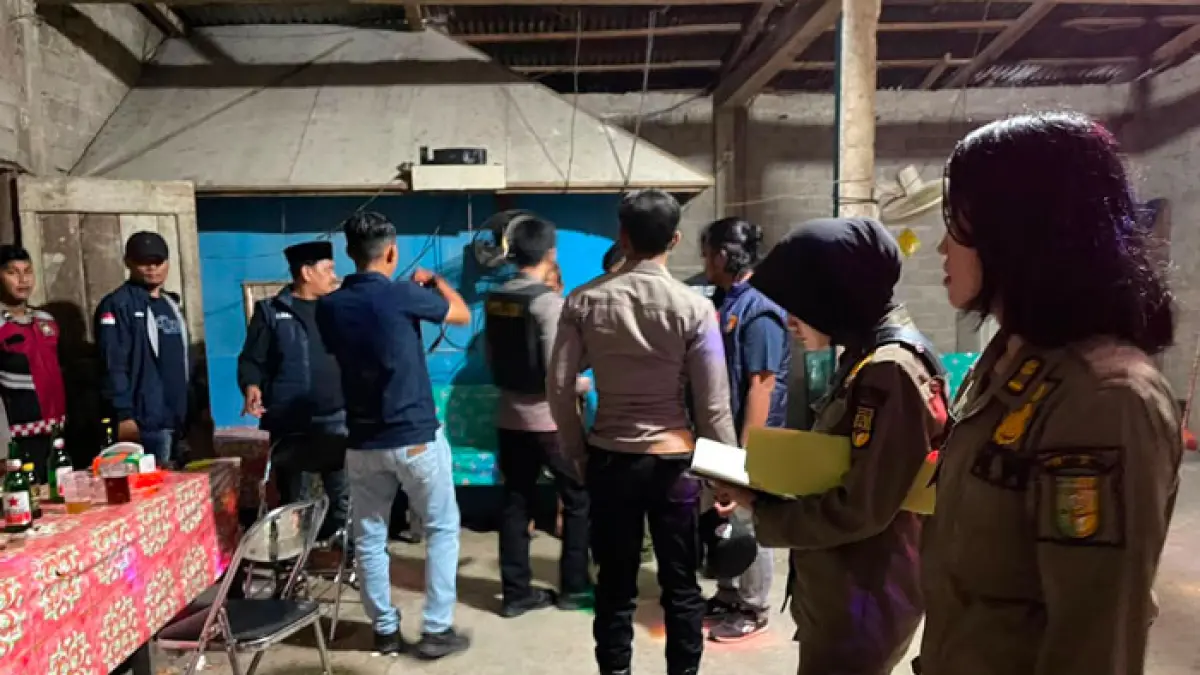 Satpol PP-PKP dan Polres Kuansing melakukan razia pekat di kafe atau warung remang-remang milik A di belakang Komplek Perkantoran Pemkab Kuansing, Sabtu (25/7/2026) malam. (Satpol PP-PKP Kuansing untuk Riaupos.co)