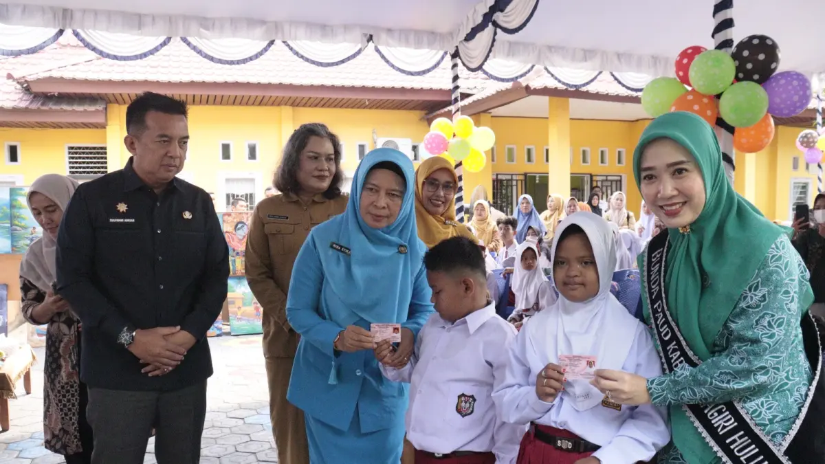 Sekdakab Inhu, Zulfahmi Adrian didampingi Ketua TP PKK, Suci Rahmiani dan Ketua GOW Hj Rina Etika saat mengalami murid di SLBN Inhu, Selasa (28/7/2026).(DISKOMINFOTIK INHU UNTUK RIAUPOS.CO)