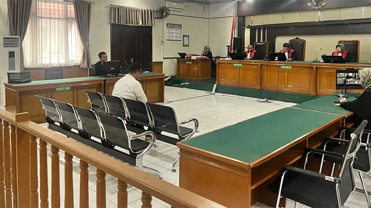 Terdakwa perkara korupsi penyelewengan dana KUR dan Kupedes, Jhon Wilman Butar Butar, menghadapi sidang putusan di Pengadilan Tipikor Pekanbaru, Selasa (28/7/2026). (Hendrawan Kariman)