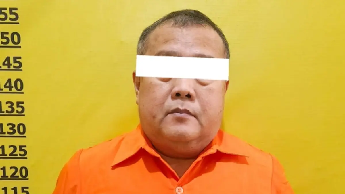 Tersangka TF (45) diduga melakukan tindak pidana korupsi penyelewengan penggunaan dana Satpol PP Bengkalis Tahun Anggaran 2021 dan 2022 ditahan di Polres Bengkalis, Selasa (28/7/2026). (Polres Bengkalis)