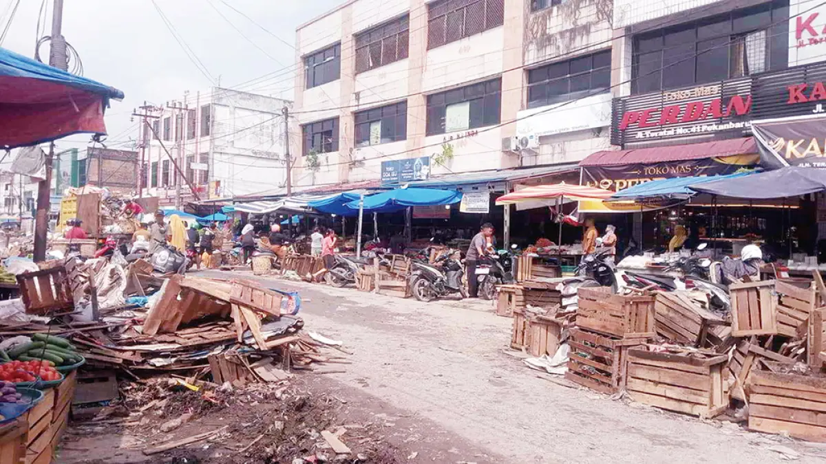 MULAI DIBONGKAR: Lapak pedagang mulai dibongkar sendiri oleh para pedagang di Jalan Teratai ujung, Kota Pekanbaru, Selasa (28/7/2026). Pemko Pekanbaru berencana memperbaiki Jalan Teratai, sehingga meminta pedagang yang berjualan di bahu jalan untuk pindah. (EVAN GUNANZAR/RIAU POS)