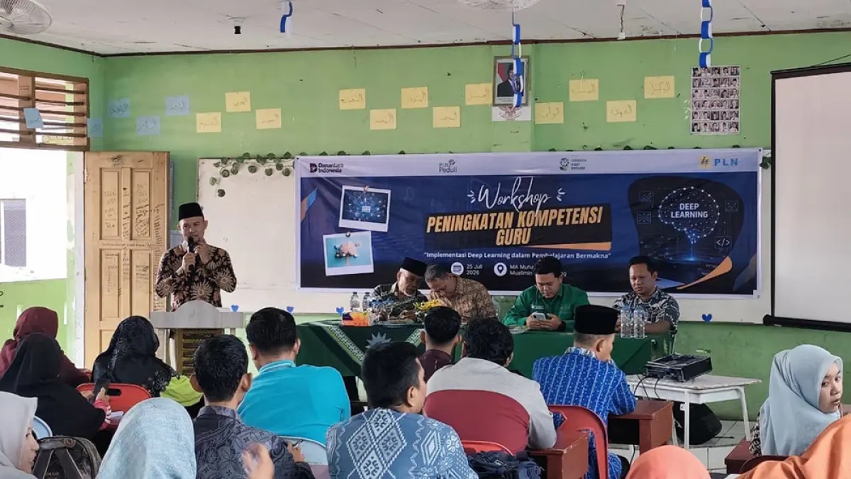 Dr Riki Apriyandi Putra SPd MPd, dosen sekaligus praktisi pendidikan Provinsi Riau saat memaparkan materi tentang kurikulum berbasis cinta dan deep learning di MTs Mu’allimin Muhammadiyah Selatpanjang, beberapa waktu lalu. (PT PLN (Persero) untuk riau pos)